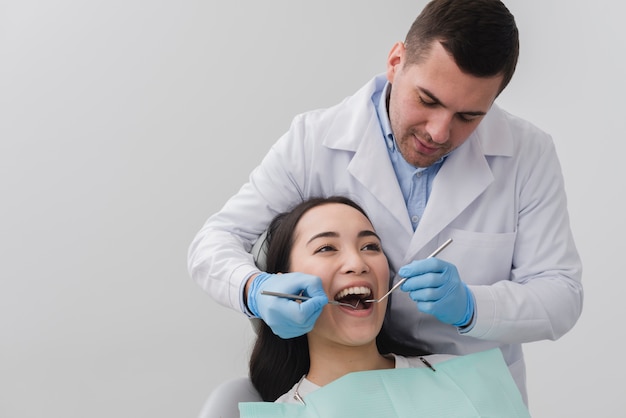 Foto mujer en el dentista