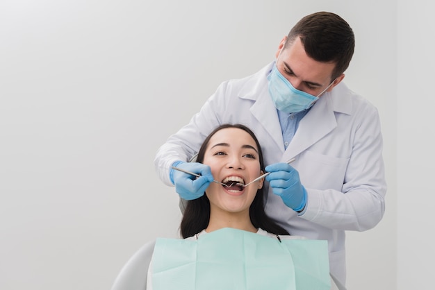 Foto mujer en el dentista