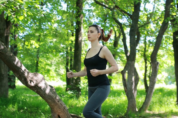 mujer deporte correr en el parque al aire libre