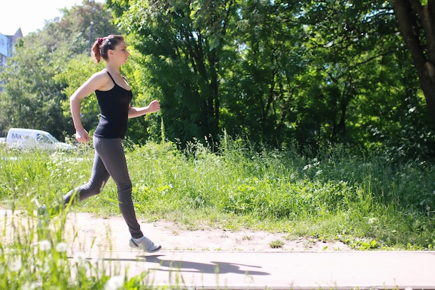 Mujer deporte correr en el parque al aire libre