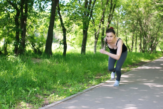 Mujer deporte correr en el parque al aire libre