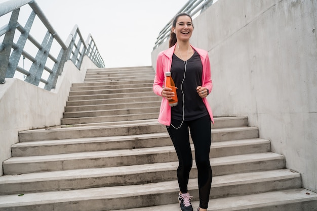 Mujer deporte corriendo en las escaleras.