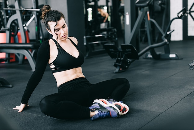 Fuerte joven fitness mujer squat runner zapatillas deportivas ropa ajustada  entrenamiento activo