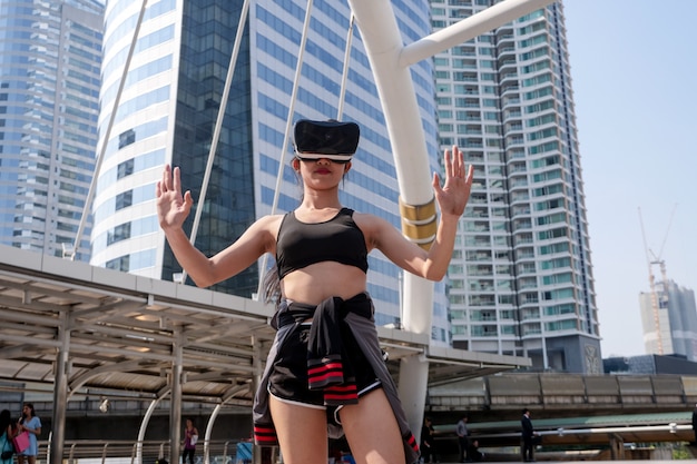 Mujer de deporte con gafas VR