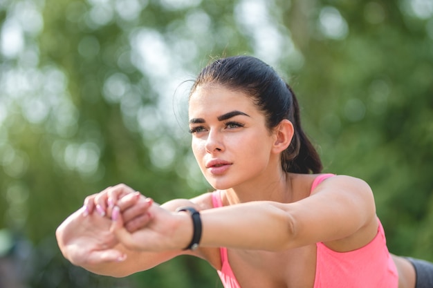 La mujer del deporte que se extiende al aire libre