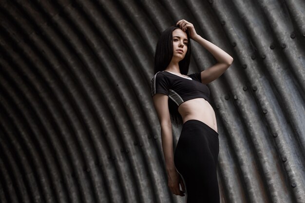 Mujer de deportes posando en ropa deportiva de moda