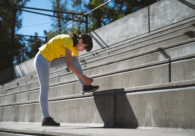 Foto mujer deportista en escaleras de cemento