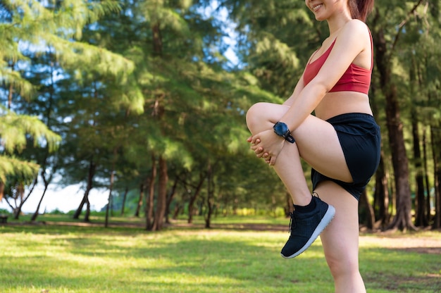 Mujer deportiva asiática hacer ejercicio y estiramiento en la mañana