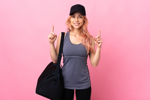 mujer deportiva con bolsa de deporte apuntando hacia una gran idea