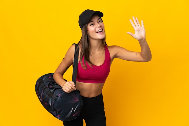 mujer deportiva con bolsa de deporte contando cinco con los dedos