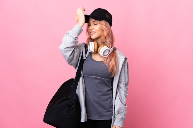 Foto mujer deportiva con bolsa de deporte se ha dado cuenta de algo y tiene la intención de la solución