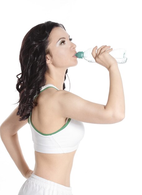 Mujer deportiva con botella de agua potable aislado sobre fondo blanco.