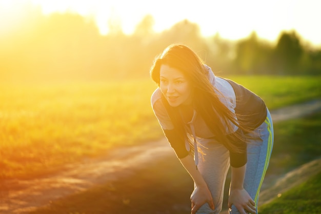 Mujer deportiva de entrenamiento para correr al aire libre