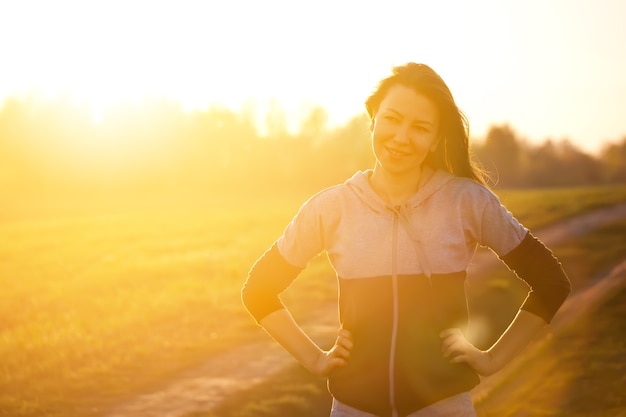 Mujer deportiva de entrenamiento para correr al aire libre