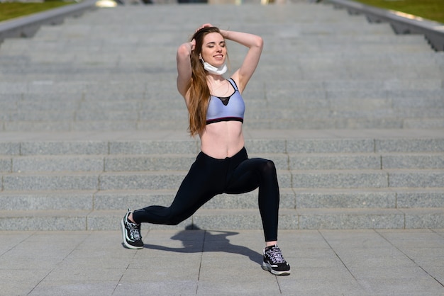 mujer deportiva entrenando al aire libre