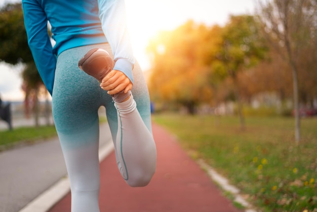 Mujer deportiva estirando las piernas