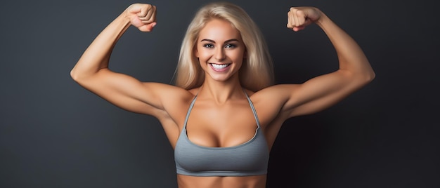 Mujer deportiva feliz haciendo ejercicio en el fondo del espacio de copia