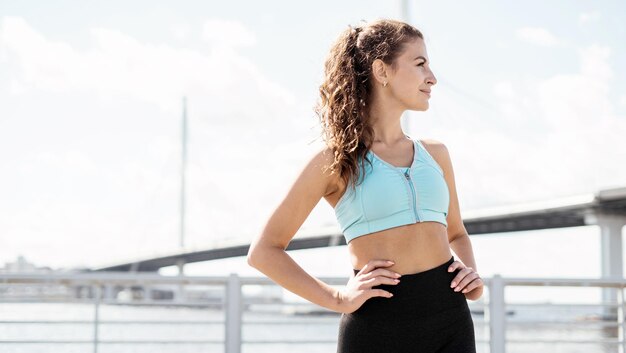 Una mujer deportiva hace ejercicios de fitness en la calle de la ciudad.