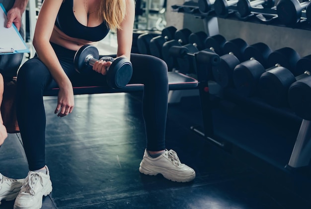 Mujer deportiva haciendo ejercicio en el gimnasio. En forma y firme para la salud. Mejoras mente-cuerpo.