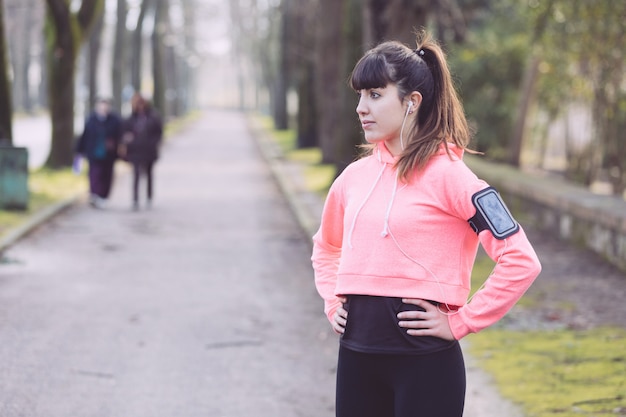 Mujer deportiva joven que descansa después de actividades de la aptitud.