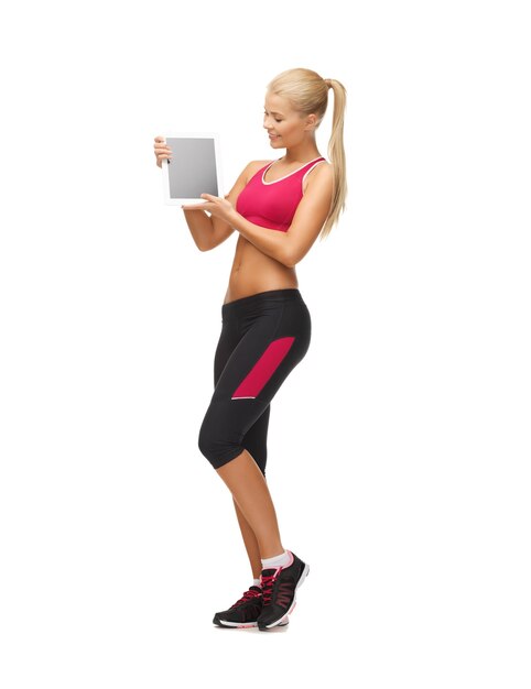 Mujer deportiva mostrando algo en tablet pc