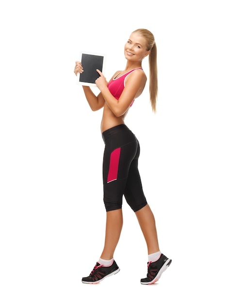 Mujer deportiva mostrando algo en tablet pc