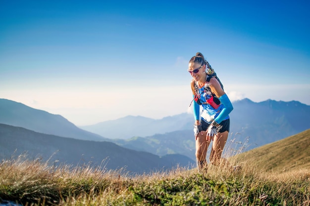 Mujer deportiva durante un paseo por senderos de montaña