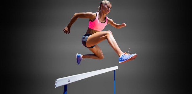 Foto mujer deportiva saltando un obstáculo