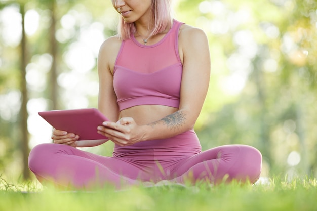 Mujer deportiva con tablet pc