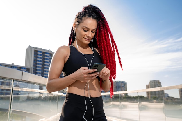 Mujer deportiva con teléfono inteligente para el progreso del rendimiento y la comunicación para un estilo de vida saludable