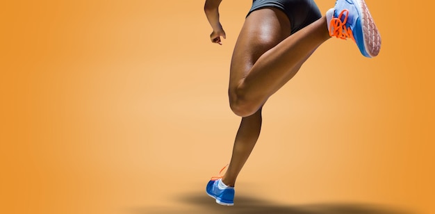 Mujer deportiva terminando su carrera