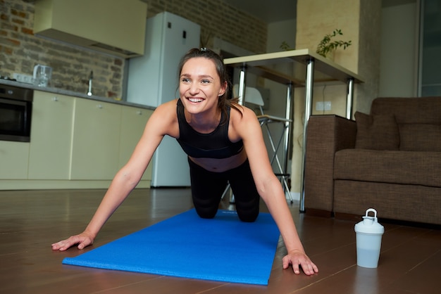 Mujer deportiva en un traje de entrenamiento de estiramiento