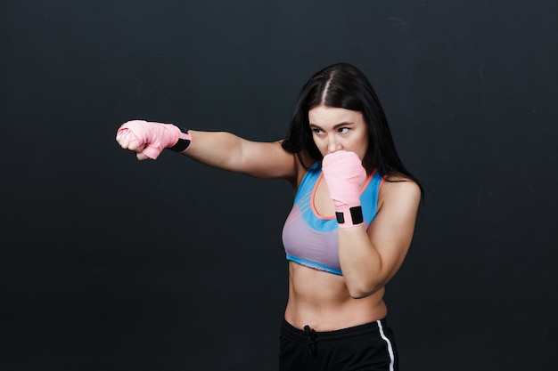 mujer deportiva con vendas de caja