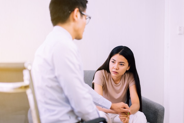 Mujer de depresión sentada con psicólogo Día mundial de la salud mental Concepto de prevención del suicidio