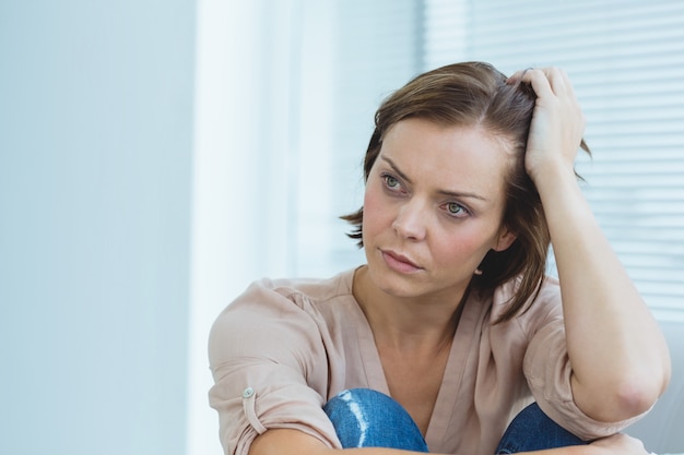 Mujer deprimida en casa