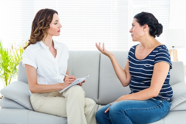 Mujer deprimida hablando con su terapeuta
