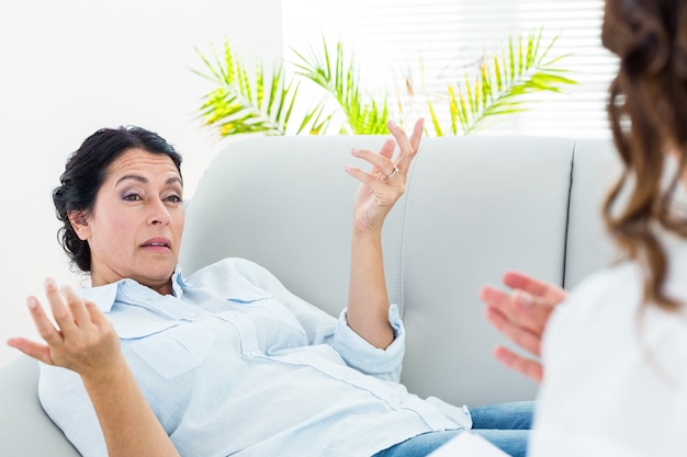 Mujer deprimida hablando con su terapeuta