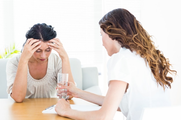 Mujer deprimida hablando con su terapeuta