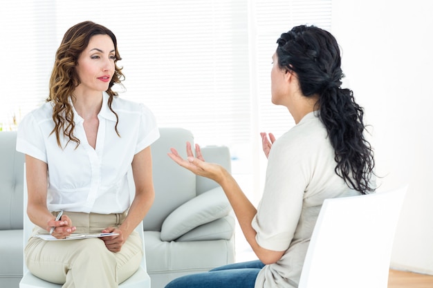 Mujer deprimida hablando con su terapeuta