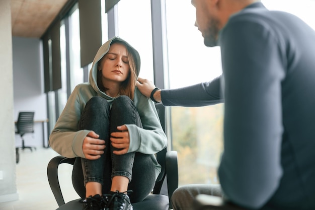 Foto una mujer deprimida tiene una cita con un psicólogo.