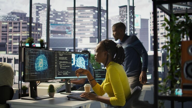 Foto mujer depurando y optimizando código usando ia