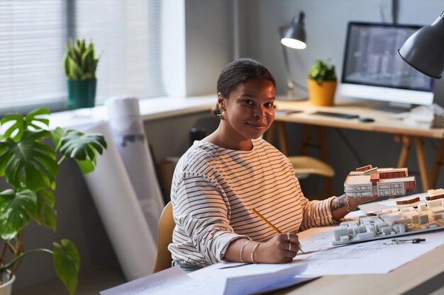 Mujer desarrollando nuevas maquetas de edificios.