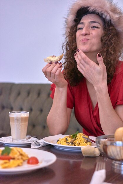 Foto mujer desayunando en casa