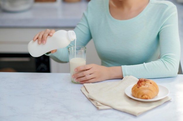 Mujer desayunando en casa