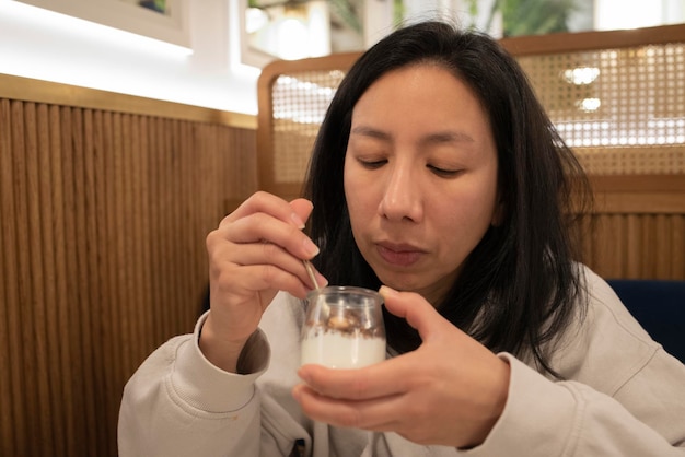 Mujer desayunando en un restaurante