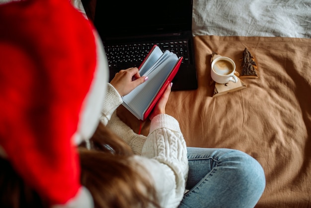 Mujer desayunando con una taza de café con leche en la cama. Fin de semana de comodidad.