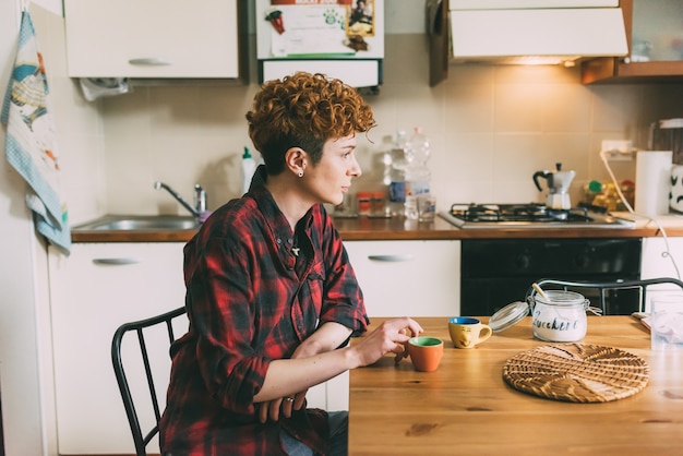 mujer desayunando