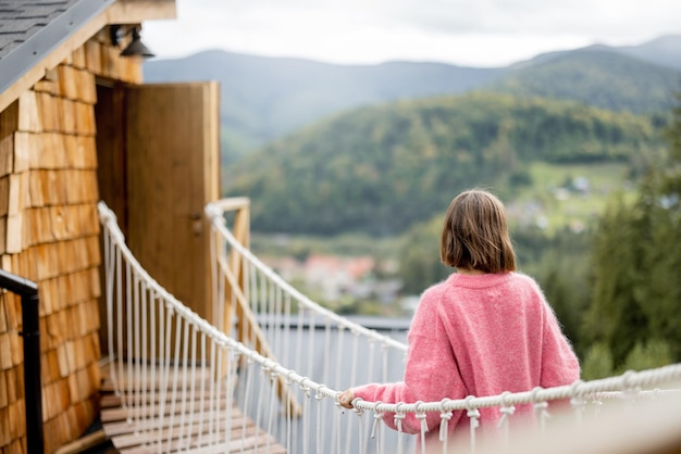 Mujer descansa en casa en las montañas