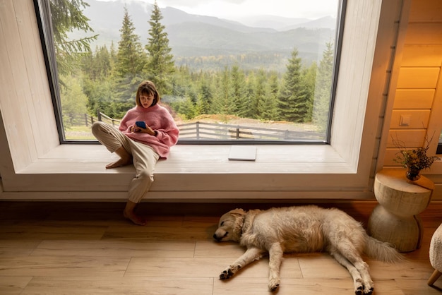 Mujer descansa en casa sobre la naturaleza