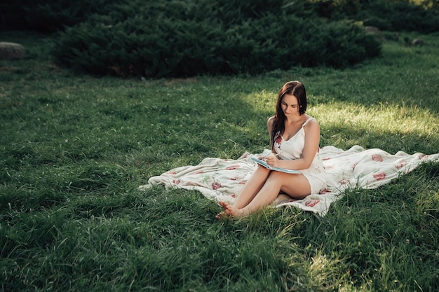 La mujer descansa en el parque